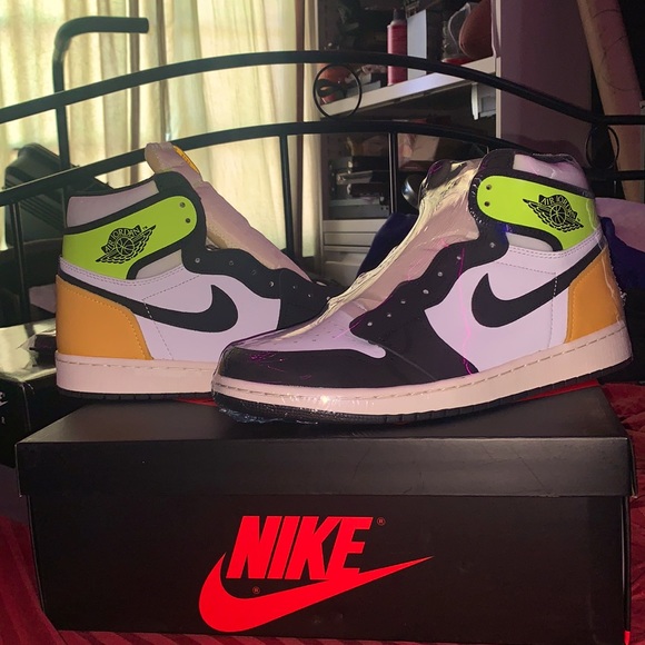 Air Jordan Retro High OG Volt